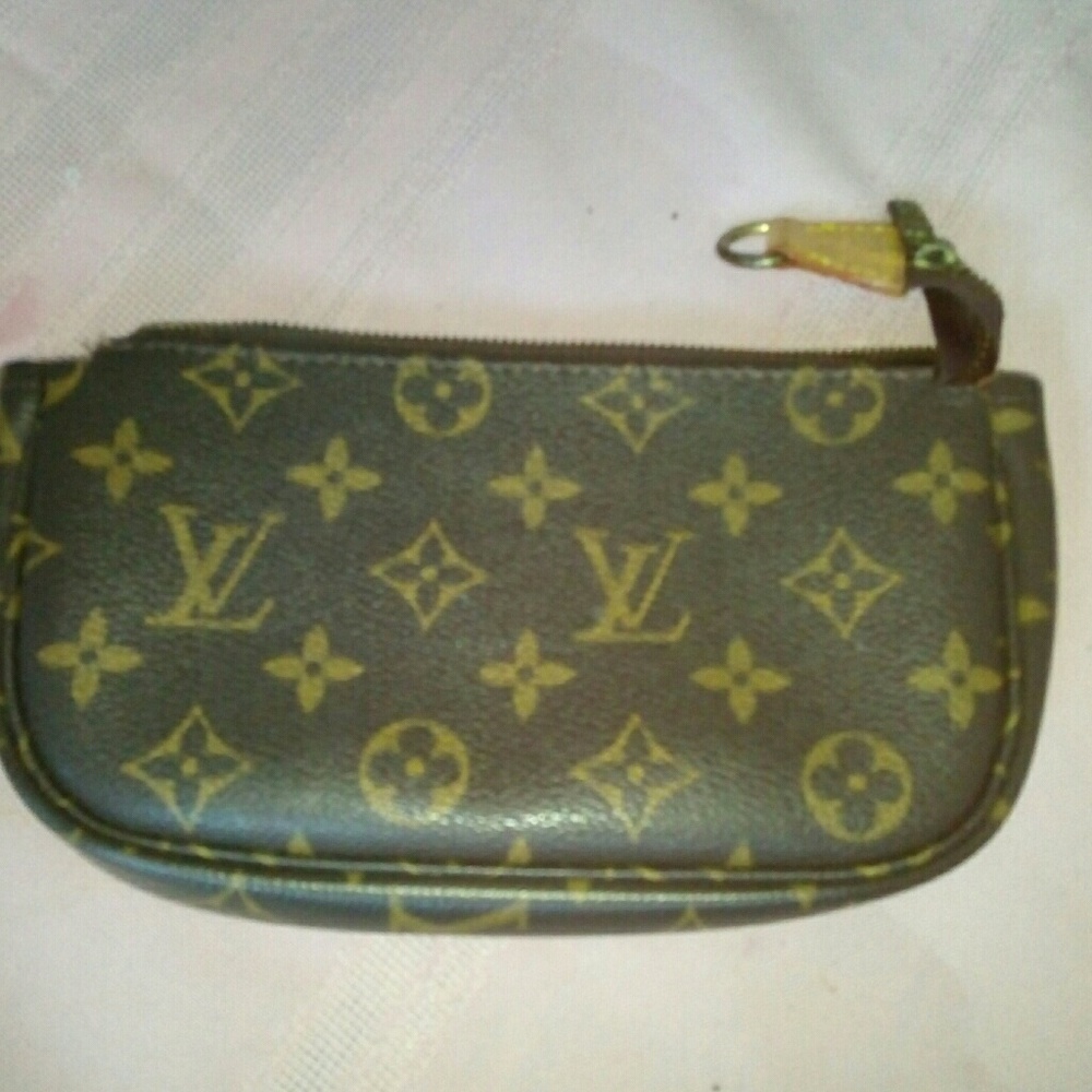 Broken zipper pouch